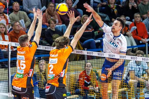 23 11 2024, Berlin, Volleyball, Men DVV Cup, Quarterfinals, BR Volleys SVG Lueneburg, Max Schmeling Halle Xander Ketrzynski r l from SVG Lueneburg plays the ball through Berlins block from Matthew Knigge and Moritz Reichert BR Volleys SVG Lueneburg