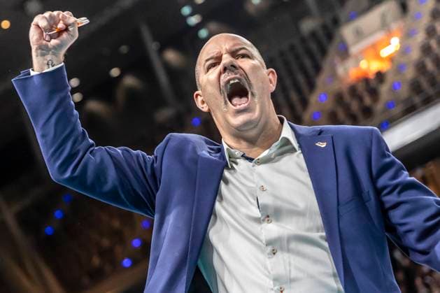 23 11 2024, Berlin, Volleyball, Men DVV Cup, Quarterfinals, BR Volleys SVG Lueneburg, Max Schmeling Halle Coach Joel Banks of the Berlin Volleys cheers after winning the set BR Volleys SVG Lueneburg