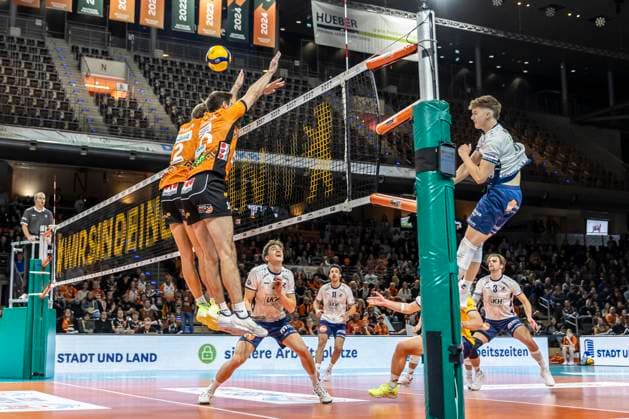 23 11 2024, Berlin, Volleyball, Men DVV Cup, Quarter-finals, BR Volleys SVG Lueneburg, Max Schmeling Halle Theo Mohwinkel r l from SVG Lueneburg plays the ball against Berlins block from Daniel Malescha and Matthew Knigge BR Volleys SVG Lueneburg