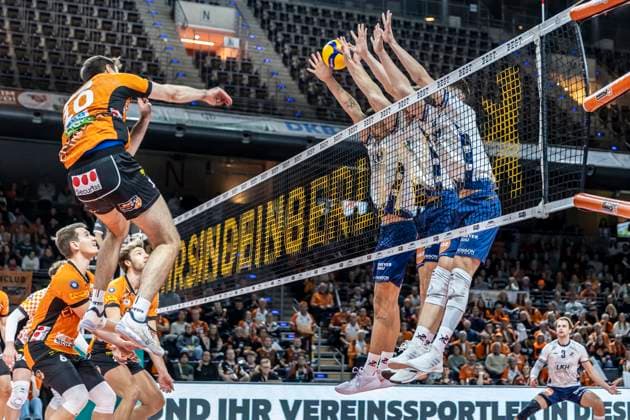 23 11 2024, Berlin, Volleyball, Mens DVV Cup, Quarter-finals, BR Volleys SVG Lueneburg, Max Schmeling Halle Berlins Daniel Malescha l plays the ball against Lueneburgs block BR Volleys SVG Lueneburg