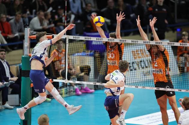 DVV Pokal Berlin Recycling Volleys vs SVG Lüneburg Theo Mohwinkel SVG Lüneburg, 8 in attack against the block of Daniel Malescha BR Volleys, 10 on the left and Mattthew Knigge BR Volleys, 2 during the match in the DVV Pokal Berlin Recycling Volleys vs SVG Lüneburg in Berlin, Max Schmeling Halle, on 23 11 2024 Copyright: xBEAUTIFULxSPORTS Frankex