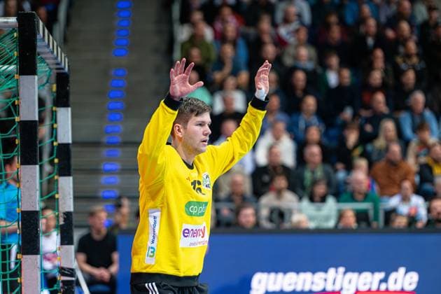 Simon Gade TSV Hannover Burgdorf, Nr 16 v l , TSV Hannover Burgdorf white against SC Magdeburg black on matchday 11 of the 2024 2025 season in the DAIKIN Handball Bundesliga 23 11 2024, ZAG Arena Hannover, GER , Copyright: xJanxGuentherx xTSVxHannover-Burgdorfx