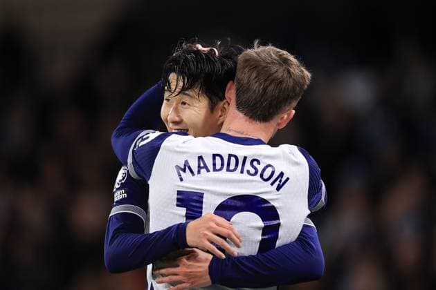 Fußball Premier League Manchester City gegen Tottenham Hotspur 23. November 2024 Premier League Manchester City gegen Tottenham Hotspur James Maddison von Tottenham Hotspur feiert mit Son Heung Min von Tottenham Hotspur nach seinem ersten Tor Foto Simon Stacpoole Abseits Manchester UK  Copyright: xSimonxStacpoolexOffside