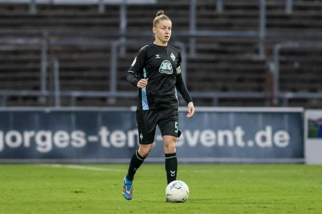 from left Michelle Ulbrich SV Werder Bremen, 5 on the ball, cropped image, single image, full body, action, action, game scene, THE DFB GUIDELINES PROHIBIT ANY USE OF PHOTOGRAPHS AS IMAGE SEQUENCES AND OR QUASI VIDEO DFB REGULATIONS PROHIBIT ANY USE OF PHOTOGRAPHS AS IMAGE SEQUENCES AND OR QUASI VIDEO , 23 11 2024, Cologne Germany , Football, DFB Cup Women, SC Fortuna Köln SV Werder Bremen xobx