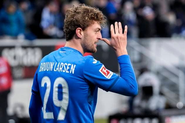 Bilder des Jahres 2024, Sport 11 November Sport Themen der Woche KW47 Torschütze Jacob Bruun Larsen (Hoffenheim, 29) zeigt Leipzig die lange Nase, jubelt über das Tor zum 4:3, Jubel, jubeln, Torjubel, Torerfolg, celebrate the goal, goal, celebration, jubelt ueber das Tor, Freuen, Freude, freut sich, optimistisch, positiv, Spielszene, Highlight, Einzelbild, Action, Aktion, 23.11.2024, Sinsheim (Deutschland), Fussball, Bundesliga, TSG 1899 Hoffenheim - RB Leipzig, 23.11.2024, Sinsheim (Deutschland), Fussball, Bundesliga, TSG 1899 Hoffenheim - RB Leipzig, DFB DFL REGULATIONS PROHIBIT ANY USE OF PHOTOGRAPHS AS IMAGE SEQUENCES AND OR QUASI-VIDEO. *** Goalscorer Jacob Bruun Larsen Hoffenheim, 29 shows Leipzig the long nose, cheers about the goal to 4 3, cheer, cheer, goal celebration, celebrate the goal, goal, celebration, cheers about the goal, rejoicing, joy, rejoices, optimistic, positive, game scene, highlight, single image, Action, Action, 23 11 2024, Sinsheim Germany , Soccer, Bundesliga, TSG 1899 Hoffenheim RB Leipzig, 23 11 2024, Sinsheim Germany , Soccer, Bundesliga, TSG 1899 Hoffenheim RB Leipzig, DFB DFL REGULATIONS PROHIBIT ANY USE OF PHOTOGRAPHS AS IMAGE SEQUENCES AND OR QUASI VIDEO xozx
