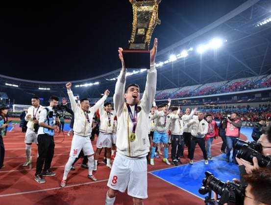WENZHOU, CHINA - NOVEMBER 23: Oscar of Shanghai Port lifts the trophy to celebrate victory following the 2024 Chinese Football Association (CFA) Cup Final match between Shandong Taishan and Shanghai Port at Wenzhou Olympic Sports Center Stadium on November 23, 2024 in Wenzhou, Zhejiang Province of China. Shanghai Port beat Shandong Taishan 3-1 in the 2024 CFA Cup final.  Copyright: xVCGx 111532363501