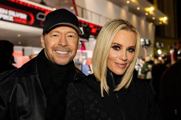 23rd November 2024; Las Vegas, Nevada, USA. F1 Las Vegas Grand Prix; Race Day; Donnie Wahlberg and Jenny McCarthy walk the red carpet  ActionPlus12719410 BobxKupbens