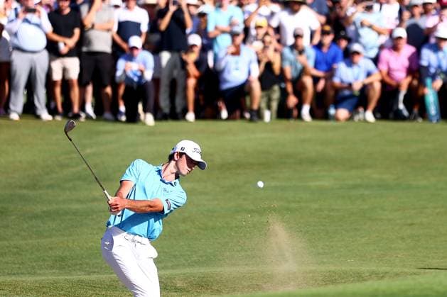 BMW Australian PGA, Golf Herren Championship Elvis Smylie chips from the bunker on the 18th hole during the Final Round of the BMW Australian PGA Championship at Royal Queensland Golf Club, Brisbane, Australia, 24th November 2024 (Photo by Patrick Hoelscher News Images) Brisbane Royal Queensland Golf Club Queensland Australia Copyright: xPatrickxHoelscher NewsxImagesx