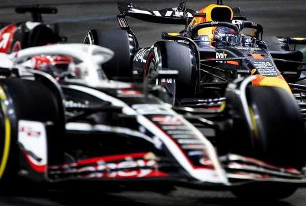 Sport Bilder des Tages LAS VEGAS - Nico Hulkenberg (Haas F1 Team) and Max Verstappen (Red Bull Racing) in action during the Las Vegas Grand Prix. ANP SEM VAN DER WAL xVIxANPxSportx xxANPxIVx 514142969 originalFilename: 514142969.jpg