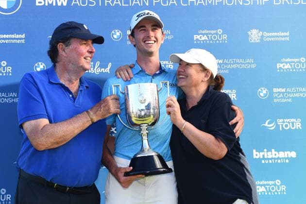 Bilder des Jahres 2024, Sport 11 November Sport Themen der Woche KW47 Sport Bilder des Tages GOLF AUSTRALIAN PGA, Golf Herren Elvis Smylie of Australia (middle) and parents Peter and Liz Smylie celebrate winning the Australian PGA Championship at Royal Queensland Golf Club in Brisbane, Sunday, November 24, 2024. ( NO ARCHIVING, EDITORIAL USE ONLY, NO USE IN BOOKS WITHOUT CONSENT BRISBANE QUEENSLAND AUSTRALIA  Copyright: xJONOxSEARLEx 20241124135164543021
