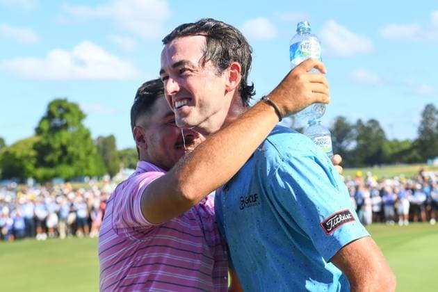 GOLF AUSTRALIAN PGA, Golf Herren Elvis Smylie of Australia (right) celebrates winning the Australian PGA Championship at Royal Queensland Golf Club in Brisbane, Sunday, November 24, 2024. ( NO ARCHIVING, EDITORIAL USE ONLY, NO USE IN BOOKS WITHOUT CONSENT BRISBANE QUEENSLAND AUSTRALIA  Copyright: xJONOxSEARLEx 20241124166384876750