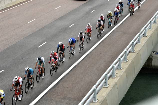 (241124) -- HONG KONG, Nov. 24, 2024 -- Cyclists compete during the 2024 Guangdong-Hong Kong-Macao Road cycling, Rad, Radsport, Strasse Race and the test event for China s 15th National Games in Hong Kong, south China, Nov. 24, 2024. (Photo by Xinhua) (SP)CHINA-HONG KONG-CYCLING-GREATER BAY AREA-ROAD RACE(CN) LoxPingxFai 
