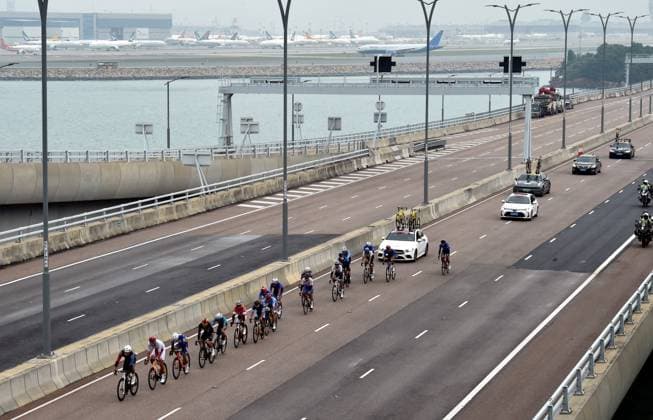 (241124) -- HONG KONG, Nov. 24, 2024 -- Cyclists compete during the 2024 Guangdong-Hong Kong-Macao Road cycling, Rad, Radsport, Strasse Race and the test event for China s 15th National Games in Hong Kong, south China, Nov. 24, 2024. (Photo by Xinhua) (SP)CHINA-HONG KONG-CYCLING-GREATER BAY AREA-ROAD RACE(CN) LoxPingxFai 