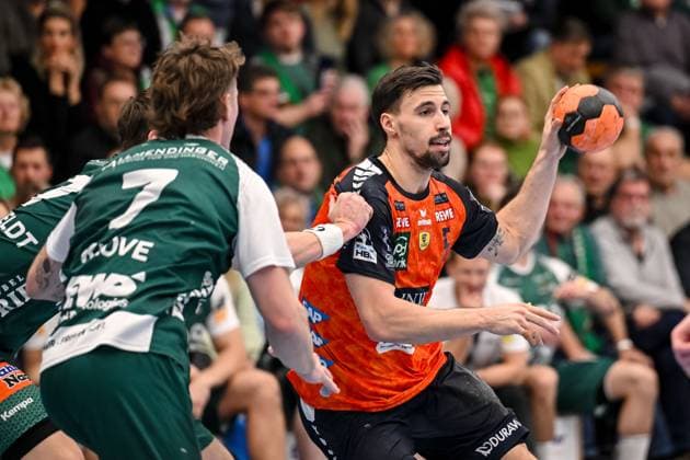 Goeppingen, Germany, 23 11 24 Victor Klöve FRISCH AUF Göppingen andIvan Martinovic Rhein Neckar Loewen in a duel during the Daikin Handball Bundesliga match between FRISCH AUF Goeppingen vs Rhein Neckar Loewen at EWS Arena on November 23, 2024 in Goeppingen, Germany Photo by Harry Langer DeFodi Images Goeppingen, Germany, 23 11 24 Victor Klöve FRISCH AUF Goeppingen and Ivan Martinovic Rhein Neckar Loewen battle for the ball during the Daikin Handball Bundesliga match between FRISCH AUF Goeppingen vs Rhein Neckar Loewen at EWS Arena on November 23, 2024 in Goeppingen, Germany Photo by Harry Langer DeFodi Images Defodi 541 FAGRNL20241123 079 Defodi-541