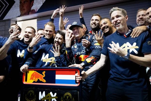 LAS VEGAS - Max Verstappen (Red Bull Racing) celebrates winning his fourth world title with his team after the Las Vegas Grand Prix. ANP SEM VAN DER WAL xVIxANPxSportx xxANPxIVx 514146185 originalFilename: 514146185.jpg