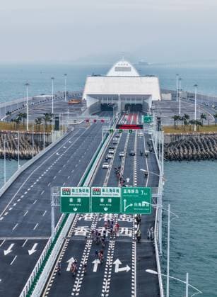 (241124) -- ZHUHAI, Nov. 24, 2024 -- This aerial photo shows cyclists competing across the Hong Kong-Zhuhai-Macao Bridge during the 2024 Guangdong-Hong Kong-Macao Road cycling, Rad, Radsport, Strasse Race and the test event for China s 15th National Games in Zhuhai, south China s Guangdong Province, Nov. 24, 2024. ) (SP)CHINA-ZHUHAI-CYCLING-GREATER BAY AREA-ROAD RACE(CN) LiuxDawei 