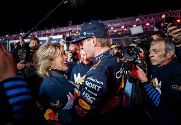 LAS VEGAS - Max Verstappen (Red Bull Racing) celebrates winning his fourth world title with his team after the Las Vegas Grand Prix. ANP SEM VAN DER WAL xVIxANPxSportx xxANPxIVx 514146486 originalFilename: 514146486.jpg