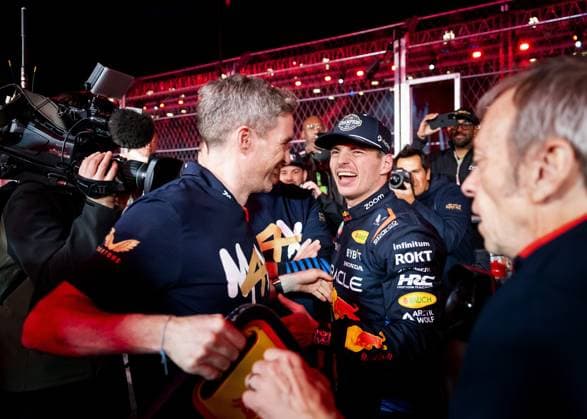 LAS VEGAS - Max Verstappen (Red Bull Racing) celebrates winning his fourth world title with his team after the Las Vegas Grand Prix. ANP SEM VAN DER WAL xVIxANPxSportx xxANPxIVx 514146490 originalFilename: 514146490.jpg