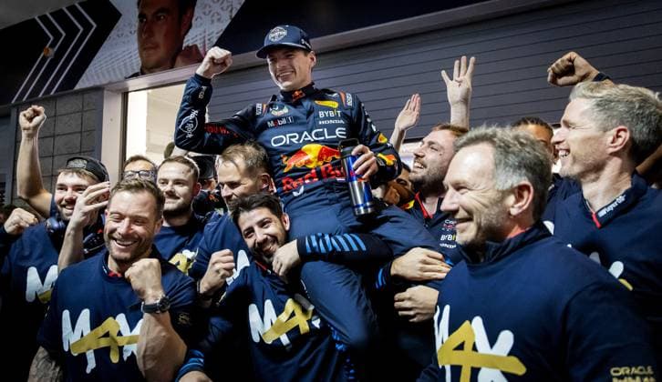 Sport Bilder des Tages Sport Bilder des Tages LAS VEGAS - Max Verstappen (Red Bull Racing) celebrates winning his fourth world title with his team after the Las Vegas Grand Prix. ANP SEM VAN DER WAL xVIxANPxSportx xxANPxIVx 514146629 originalFilename: 514146629.jpg