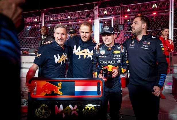 LAS VEGAS - Max Verstappen (Red Bull Racing) celebrates winning his fourth world title with his team after the Las Vegas Grand Prix. ANP SEM VAN DER WAL xVIxANPxSportx xxANPxIVx 514146704 originalFilename: 514146704.jpg
