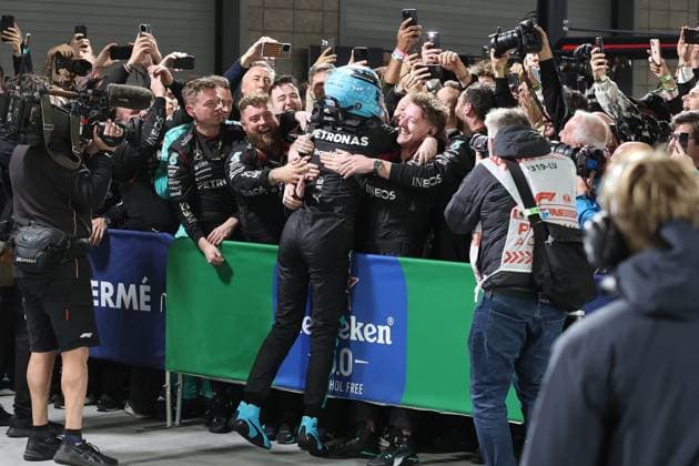 George Russell Mercedes AMG celebrates his victory with the team, Las Vegas Grand Prix, Motorsport, Men, Formula 1, Race, 23 11 2024 Las Vegas Nevada USA Copyright: xkolbert-press ChristianxKolbertx