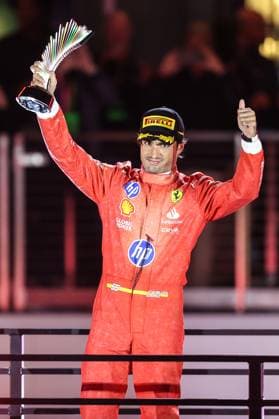 Formula 1 2024: Formula 1 Las Vegas Grand Prix NOV 23. November 23, 2024: Ferrari driver Carlos Sainz (55) stands on the podium and raises the 3rd place trophy during the Formula One Heineken Silver Las Vegas Grand Prix 2024 on the Las Vegas Street Circuit in Las Vegas, NV. Christopher Trim CSM. (Credit Image: Â Christopher Trim Cal Media) Las Vegas Nevada United States of America EDITORIAL USE ONLY Copyright: xx ZUMA-20241123_zma_c04_877.jpg ChristopherxTrimx csmphotothree324846
