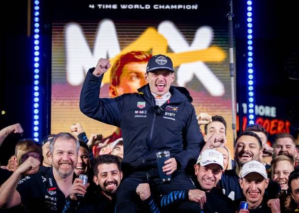 Sport Bilder des Tages LAS VEGAS - Max Verstappen (Red Bull Racing) celebrates winning his fourth world title with his team after the Las Vegas Grand Prix. ANP SEM VAN DER WAL xVIxANPxSportx xxANPxIVx 514152267 originalFilename: 514152267.jpg