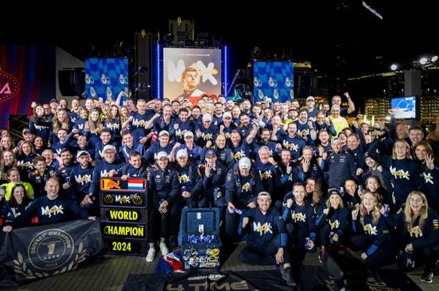 LAS VEGAS - Max Verstappen (Red Bull Racing) celebrates winning his fourth world title with his team after the Las Vegas Grand Prix. ANP SEM VAN DER WAL xVIxANPxSportx xxANPxIVx 514152422 originalFilename: 514152422.jpg
