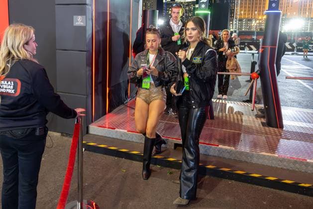 l r DJane Xandra Pohl and Bachelore Kelsey Anderson, Grand Prix of Las Vegas, Motorsport, Men, Formula 1, Race, 23 11 2024 Las Vegas Nevada USA Copyright: xkolbert-press ChristianxKolbertx