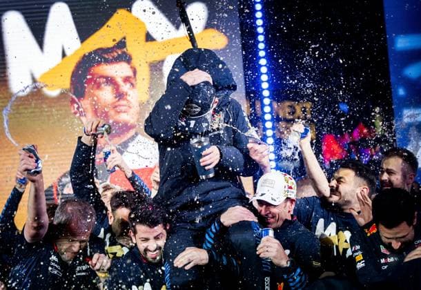 LAS VEGAS - Max Verstappen (Red Bull Racing) celebrates winning his fourth world title with his team after the Las Vegas Grand Prix. ANP SEM VAN DER WAL xVIxANPxSportx xxANPxIVx 514152693 originalFilename: 514152693.jpg