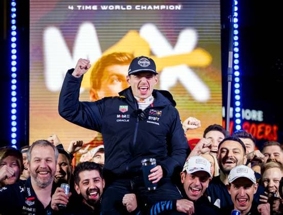 LAS VEGAS - Max Verstappen (Red Bull Racing) celebrates winning his fourth world title with his team after the Las Vegas Grand Prix. ANP SEM VAN DER WAL xVIxANPxSportx xxANPxIVx 514152699 originalFilename: 514152699.jpg