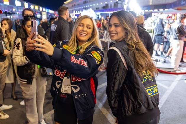 Bachelore Kelsey Anderson with a fan taking a selfie, Las Vegas Grand Prix, Motorsport, Men, Formula 1, Race, 23 11 2024 Las Vegas Nevada USA Copyright: xkolbert-press ChristianxKolbertx