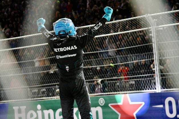 George Russell ganhou a prata do Grande Premio de Las Vegas da Heineken de Formula 1. (spo) george russel won formula 1 heineken silver las vegas grand prix. November 23, 2024, las vegas, nevada, usa: george russel of mercedes won formula 1 las vegas grand prix taking place at las vegas strip circut. Lewis hamilton of mercedes came second while carlos sainz of ferrari came third. (russel celebrating his victory) credit: niyi fote thenews2 (Foto: Niyi Fote Thenews2 imago images) SPO  Copyright: xNiyixFotex
