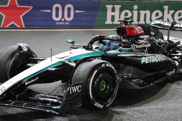 George Russell ganhou a prata do Grande Premio de Las Vegas da Heineken de Formula 1. (spo) george russel won formula 1 heineken silver las vegas grand prix. November 23, 2024, las vegas, nevada, usa: george russel of mercedes won formula 1 las vegas grand prix taking place at las vegas strip circut. Lewis hamilton of mercedes came second while carlos sainz of ferrari came third. (russel celebrating his victory) credit: niyi fote thenews2 (Foto: Niyi Fote Thenews2 imago images) SPO  Copyright: xNiyixFotex