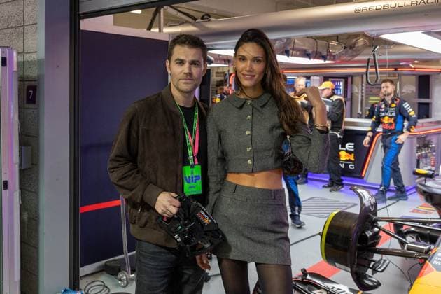 Actor Paul Wesley with girlfriend Natalie, Las Vegas Grand Prix, Motorsport, Men, Formula 1, Race, 23 11 2024 Las Vegas Nevada USA Copyright: xkolbert-press ChristianxKolbertx