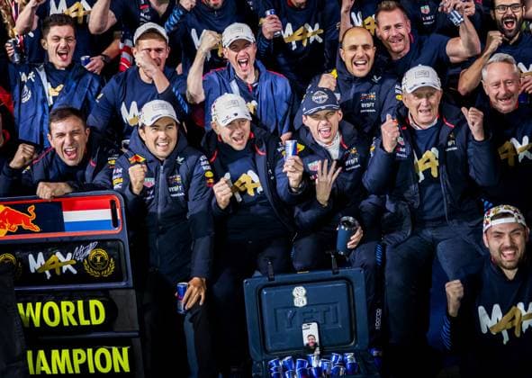 LAS VEGAS - Max Verstappen (Red Bull Racing) celebrates winning his fourth world title with his team after the Las Vegas Grand Prix. ANP SEM VAN DER WAL xVIxANPxSportx xxANPxIVx 514152875 originalFilename: 514152875.jpg