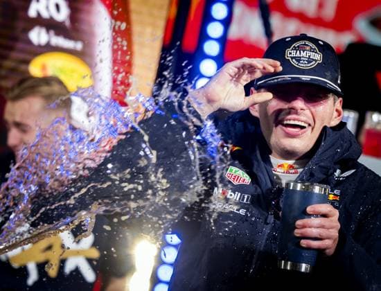 LAS VEGAS - Max Verstappen (Red Bull Racing) celebrates winning his fourth world title with his team after the Las Vegas Grand Prix. ANP SEM VAN DER WAL xVIxANPxSportx xxANPxIVx 514152890 originalFilename: 514152890.jpg