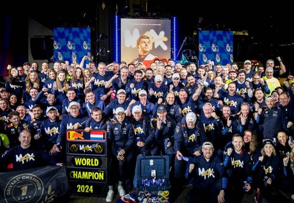 LAS VEGAS - Max Verstappen (Red Bull Racing) celebrates winning his fourth world title with his team after the Las Vegas Grand Prix. ANP SEM VAN DER WAL xVIxANPxSportx xxANPxIVx 514153267 originalFilename: 514153267.jpg
