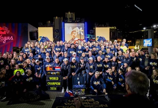 LAS VEGAS - Max Verstappen (Red Bull Racing) celebrates winning his fourth world title with his team after the Las Vegas Grand Prix. ANP SEM VAN DER WAL xVIxANPxSportx xxANPxIVx 514153273 originalFilename: 514153273.jpg