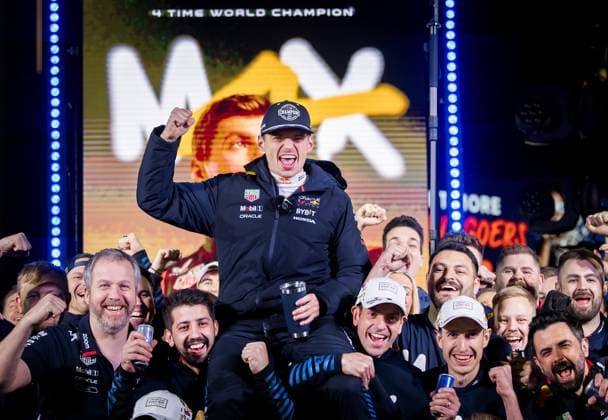 LAS VEGAS - Max Verstappen (Red Bull Racing) celebrates winning his fourth world title with his team after the Las Vegas Grand Prix. ANP SEM VAN DER WAL xVIxANPxSportx xxANPxIVx 514153953 originalFilename: 514153953.jpg