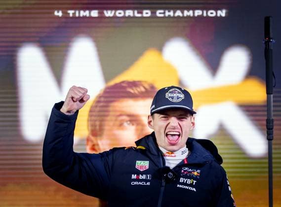 LAS VEGAS - Max Verstappen (Red Bull Racing) celebrates winning his fourth world title with his team after the Las Vegas Grand Prix. ANP SEM VAN DER WAL xVIxANPxSportx xxANPxIVx 514154137 originalFilename: 514154137.jpg