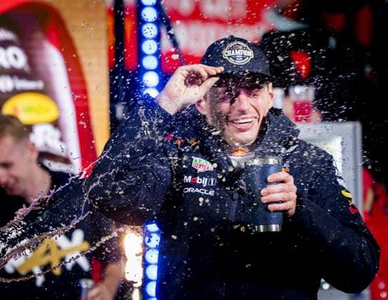 LAS VEGAS - Max Verstappen (Red Bull Racing) celebrates winning his fourth world title with his team after the Las Vegas Grand Prix. ANP SEM VAN DER WAL xVIxANPxSportx xxANPxIVx 514154348 originalFilename: 514154348.jpg