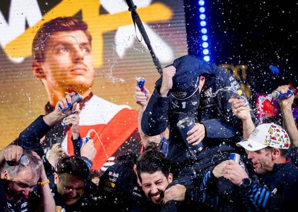 LAS VEGAS - Max Verstappen (Red Bull Racing) celebrates winning his fourth world title with his team after the Las Vegas Grand Prix. ANP SEM VAN DER WAL xVIxANPxSportx xxANPxIVx 514154525 originalFilename: 514154525.jpg