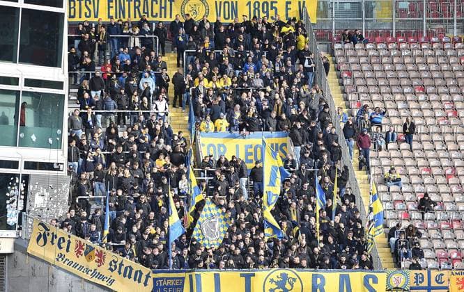24 11 2024, xhbx, Soccer 2 Bundesliga, 1 FC Kaiserslautern Eintracht Braunschweig emspor, v l Fans, Mood, Scarf, Flag of Eintracht Braunschweig DFL DFB REGULATIONS PROHIBIT ANY USE OF PHOTOGRAPHS as IMAGE SEQUENCES and or QUASI VIDEO Kaiserslautern
