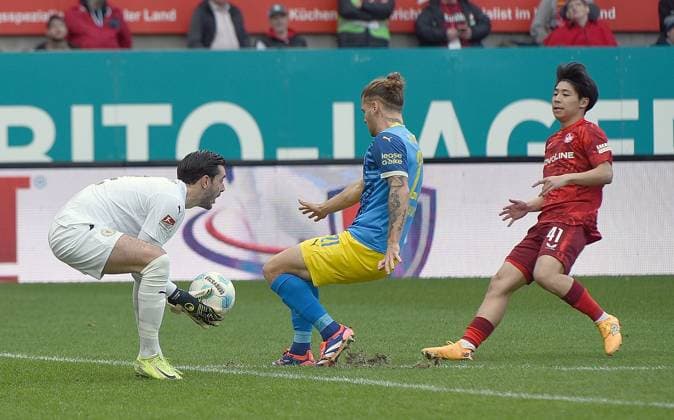 24 11 2024, xhbx, Fußball 2 Bundesliga, 1 FC Kaiserslautern Eintracht Braunschweig emspor, v l Marko Johansson Eintracht Braunschweig , Kevin Ehlers Eintracht Braunschweig , Daisuke Yokota 1 FC Kaiserslautern DFL DFB REGULATIONS PROHIBIT ANY USE OF PHOTOGRAPHS as IMAGE SEQUENCES and or QUASI VIDEO Kaiserslautern