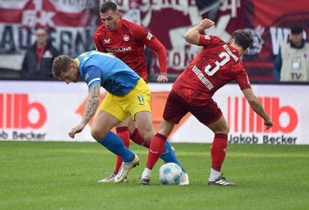 24 11 2024, xhbx, Fußball 2 Bundesliga, 1 FC Kaiserslautern Eintracht Braunschweig emspor, v l Sebastian Polter Eintracht Braunschweig , Florian Kleinhansl 1 FC Kaiserslautern DFL DFB REGULATIONS PROHIBIT ANY USE OF PHOTOGRAPHS as IMAGE SEQUENCES and or QUASI VIDEO Kaiserslautern