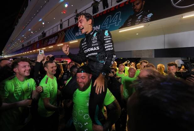 FORMULA 1 HEINEKEN SILVER LAS VEGAS GRAND PRIX 2024 24 11 2024, Las Vegas Street Circuit, Las Vegas, FORMULA 1 HEINEKEN SILVER LAS VEGAS GRAND PRIX 2024 ,in the picture George Russell GBR , Mercedes AMG Petronas Formula One Team celebrates the victory with his team nordphotoxGmbHx xBratic nph00250