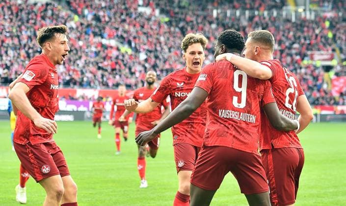 24 11 2024, xhbx, Fußball 2 Bundesliga, 1 FC Kaiserslautern Eintracht Braunschweig emspor, v l Torjubel, Goal celebration, celebrate the goal 1 0 durch Filip Kaloc 1 FC Kaiserslautern DFL DFB REGULATIONS PROHIBIT ANY USE OF PHOTOGRAPHS as IMAGE SEQUENCES and or QUASI VIDEO Kaiserslautern