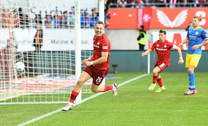24 11 2024, xhbx, Fußball 2 Bundesliga, 1 FC Kaiserslautern Eintracht Braunschweig emspor, v l Torjubel, Goal celebration, celebrate the goal 1 0 durch Filip Kaloc 1 FC Kaiserslautern DFL DFB REGULATIONS PROHIBIT ANY USE OF PHOTOGRAPHS as IMAGE SEQUENCES and or QUASI VIDEO Kaiserslautern