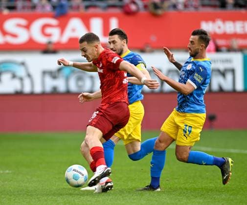 Football 2 Bundesliga Season 2024 25 1 FC Kaiserslautern 24 11 2024 Fritz Walter Stadion 1 FC Kaiserslautern fck Eintracht Braunschweig bs Filip KALOC 1 FC Kaiserslautern , left, scores the 1 0, right Robin KRAUSSE Eintracht Braunschweig 1 FC Kaiserslautern